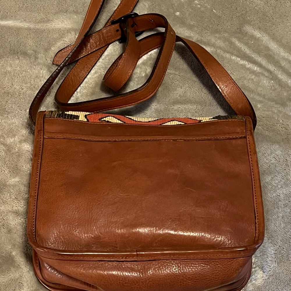 Casleigh tapestry crossbody. Excellent condition. Approx 9” x 8” x 3” deep. - Picture 2 of 8